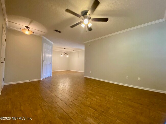 Building Photo - 1530 Vineland Cir