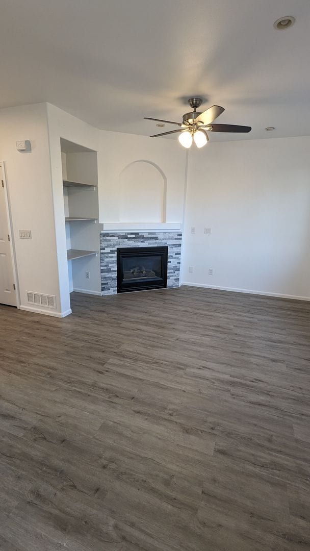 Building Photo - NICE 3 BDRM, 3 BATH, 2-CAR GARAGE + CLUBHO...