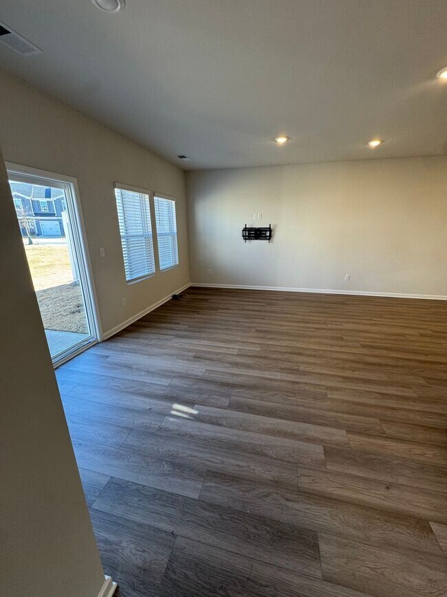 Building Photo - Beautiful 3BR 2.5 Townhouse w/ 2-Car Garage •  EV Plug • Quartz Island • End Unit in Charlotte