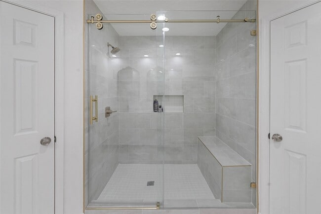 Building Photo - 8033 Oakwood Forest Dr