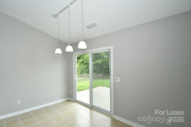 Building Photo - 129 Bosburg Dr