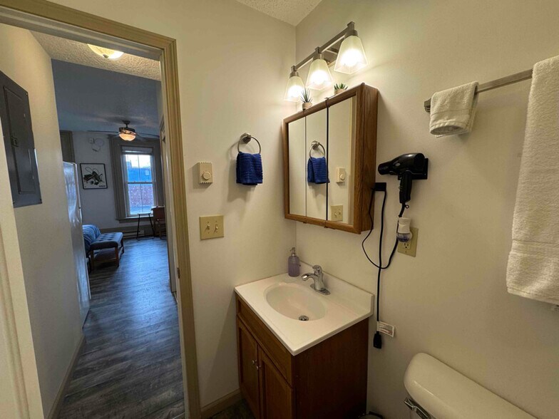 Building Photo - 931 Middle St