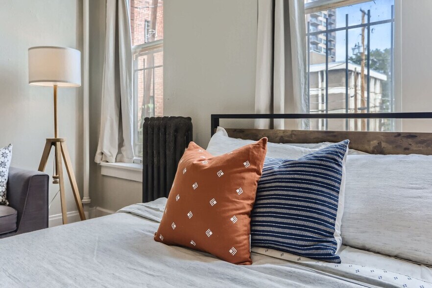 Building Photo - 2805 E 16th Ave