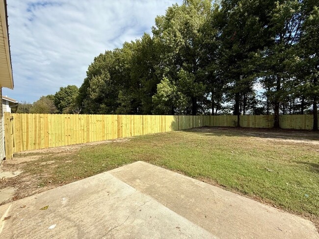 Building Photo - 3 Bedroom/2 Bathroom HOME FOR THE HOLIDAYS...