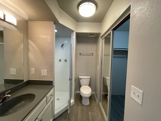 Building Photo - Lovely 2 Bedroom 2 Bath with Fireplace!