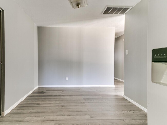 Building Photo - 4405 N Chapman Ave