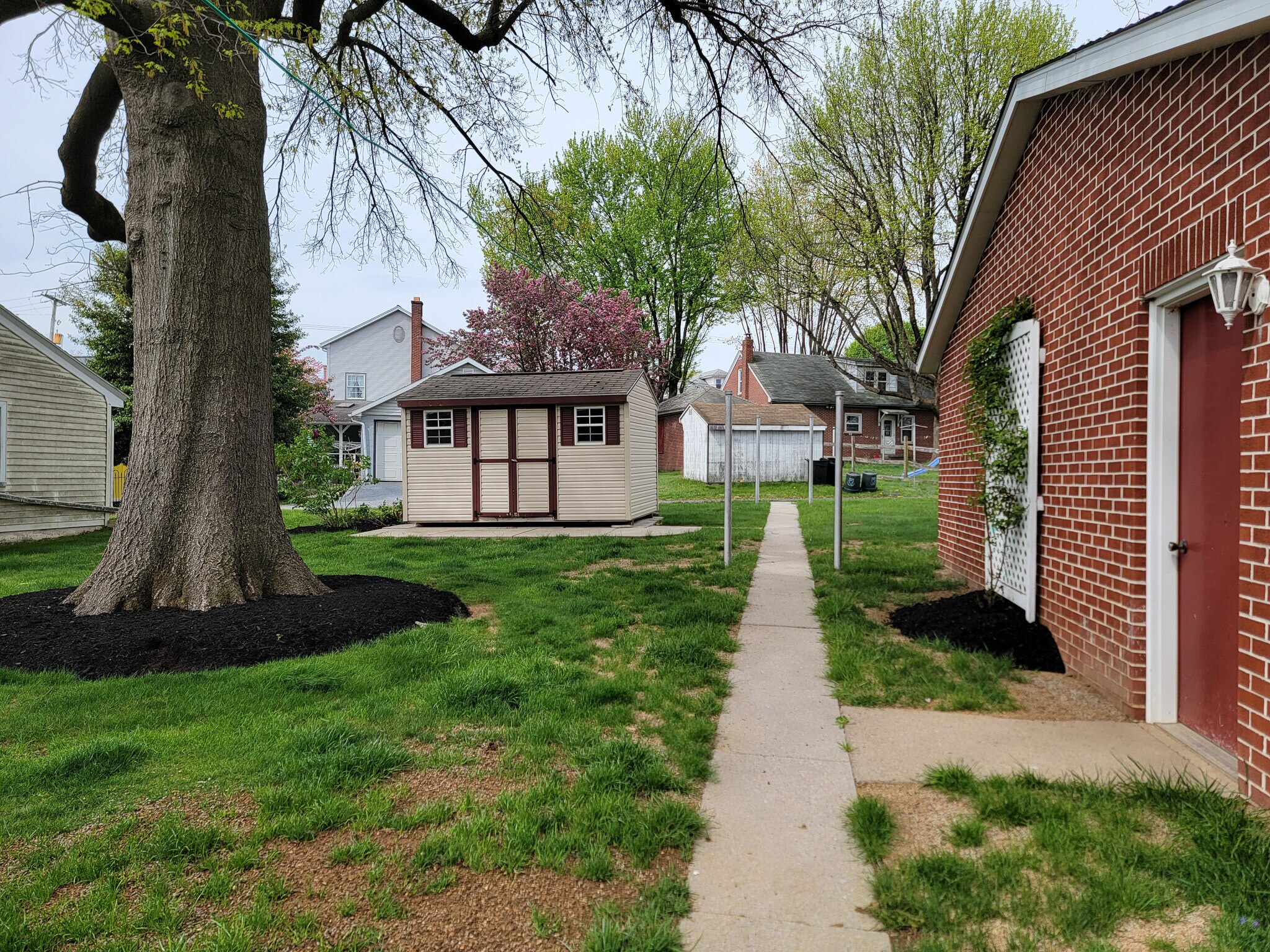 Building Photo - 137 N Hoover St