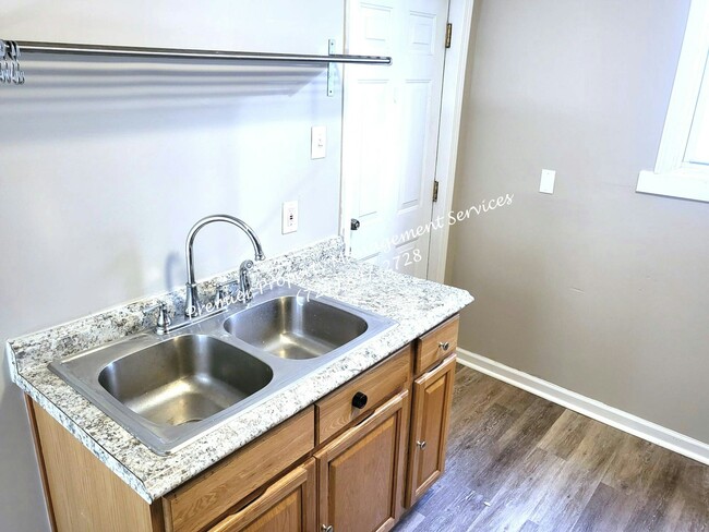 Building Photo - 709 Maplewood Ave