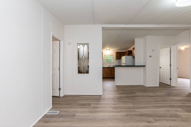 Building Photo - Well Maintained Three Bedroom Home!