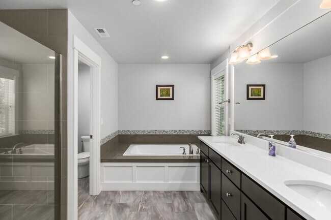 Building Photo - 6 Bedroom Home in Brookside at the Woodlands