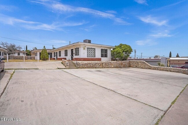 Building Photo - 2821 Fort Blvd