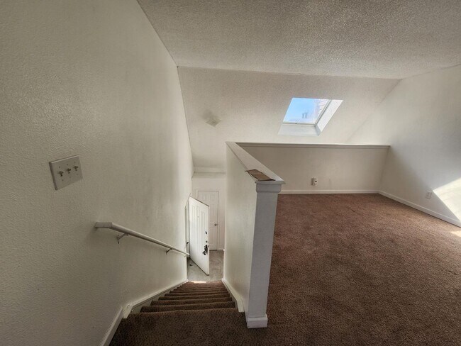 Building Photo - Cozy Split-level Condo with a Private Balcony!