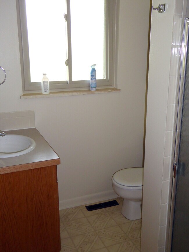 Building Photo - 813 Sherry Dr