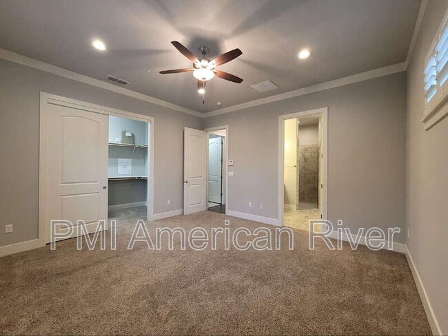 Building Photo - 8099 Traditions Ct