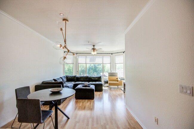 Building Photo - ASU Stay at Regatta Pointe!
