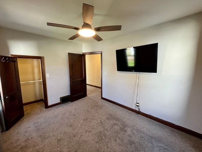 Building Photo - Large 3 Bed 2 Bath Single Family Home in M...