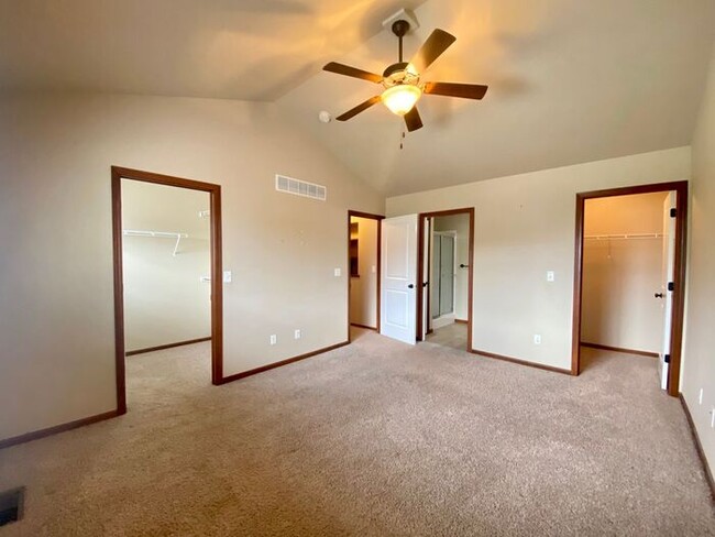 Building Photo - $1,850 | 3 Bedroom, 2.5 Bathroom | Pet Fri...