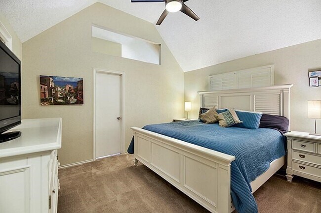 Building Photo - 1038 St John Dr