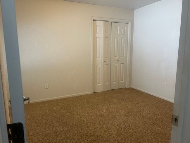 Bedroom 2 main floor - 3716 Decathlon Pky