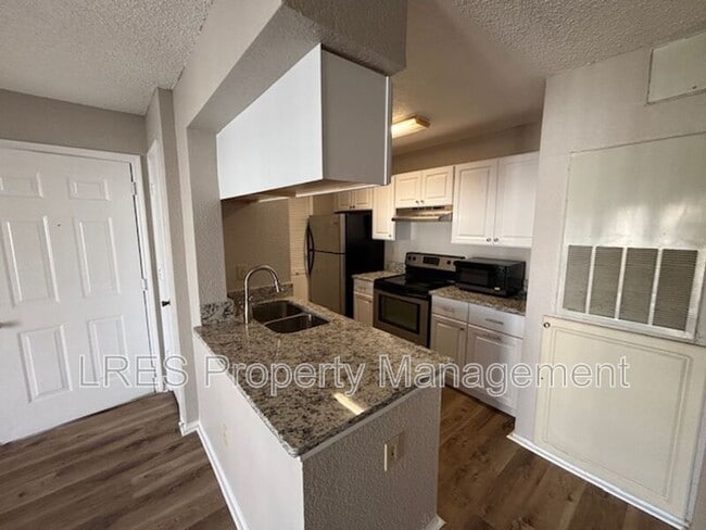 Building Photo - 2550 N Alafaya Trail