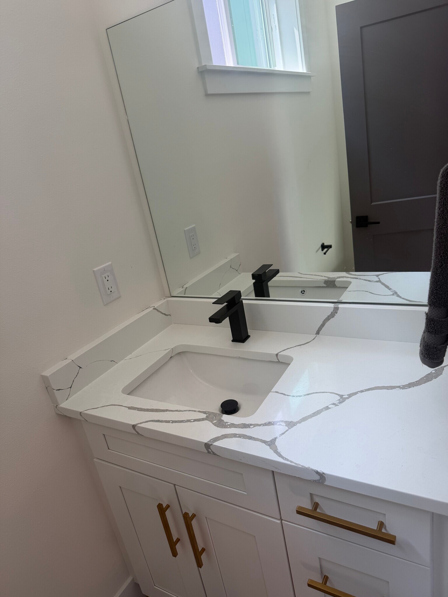 Powder room - 10448 3rd Ave SW