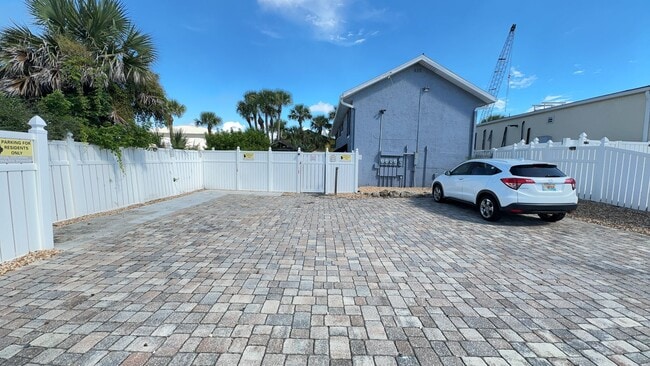 Primary Photo - Fully Furnished One Bedroom Long Term Beac...
