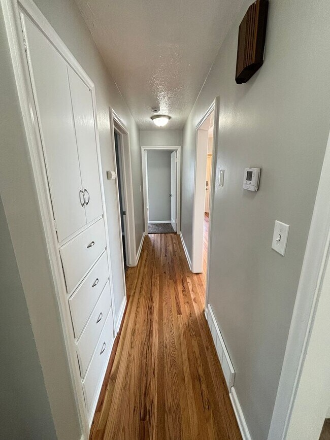 Building Photo - August Rent Free! 5 Bed 2 Bath Single Fami...