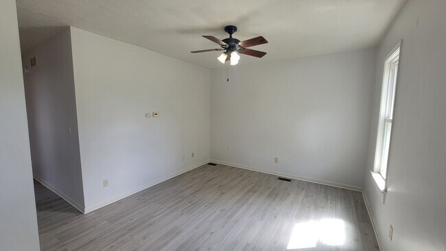 Building Photo - 537 Allyn St