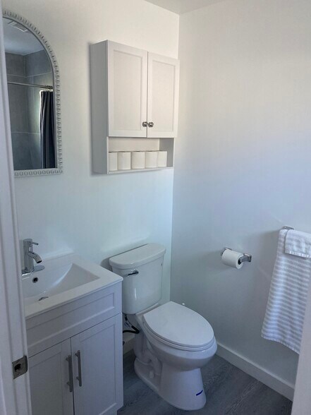 Master Bathroom / shower and tube - 1114 S Exmoor Ave
