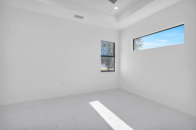 Building Photo - 1021 Chiquita Blvd N