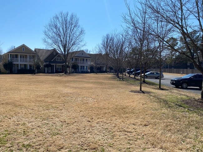 Building Photo - Rare home on the island! Large fenced in back yard! Pets are allowed. Owner will manage.