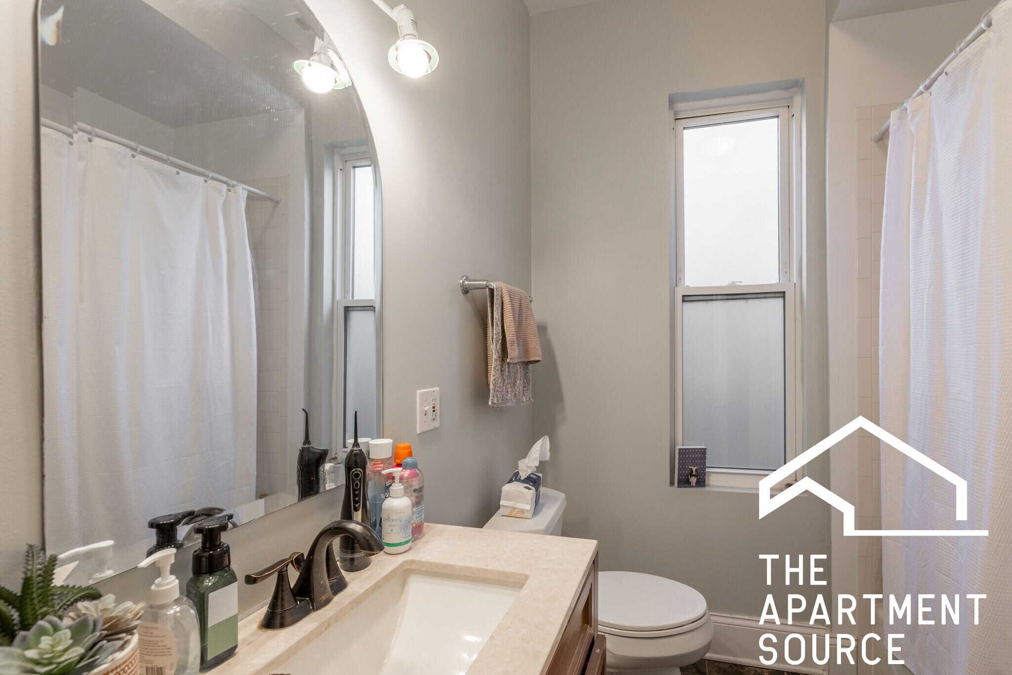 Building Photo - 1314 W Roscoe St