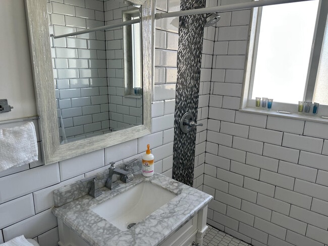 Building Photo - 1258 Beach Rd