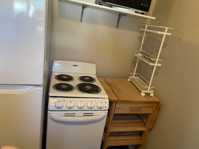 Building Photo - Studio with Kitchenette in Private Location