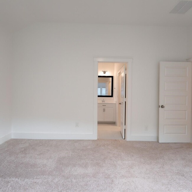 Building Photo - 15115 Parkland Canyon Dr