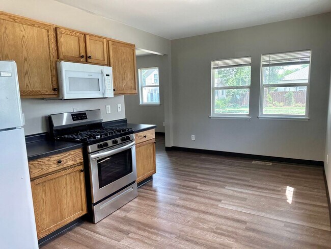 Building Photo - $1,175 | 1 Bedroom 1 Bath | Studio House | W&D | Fenced Yard | Central A/C