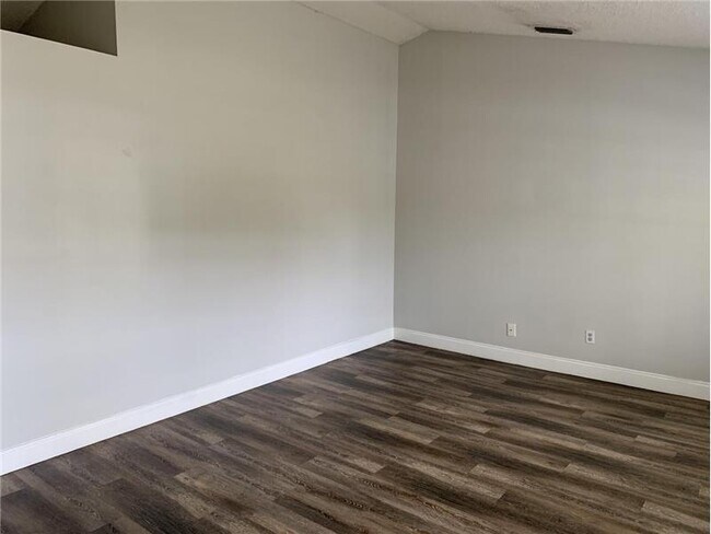 Building Photo - 998 SW N Globe Ave