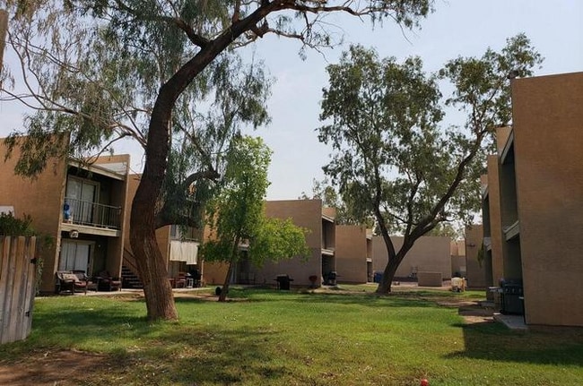 Building Photo - 2808 E Marconi Ave