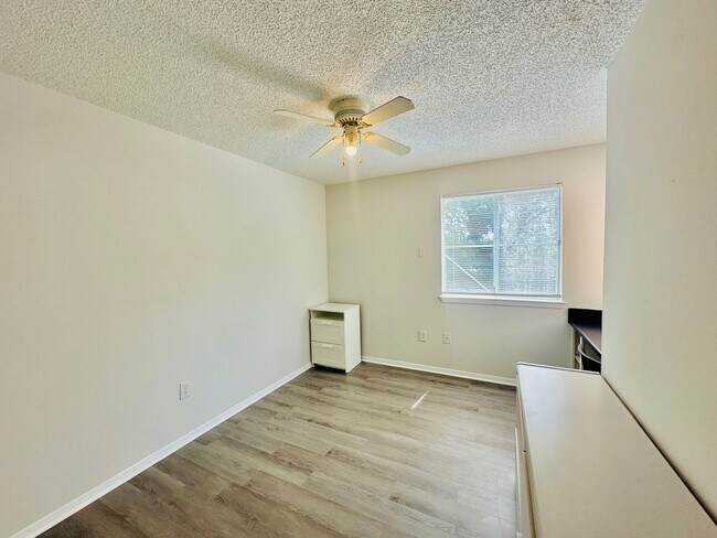 Building Photo - Newly Renovated 4BR/2BA Near UF - Resort-S...