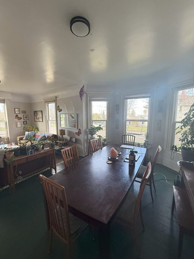 Building Photo - Great 6 bdrm/2 bath close to WWU and downtown