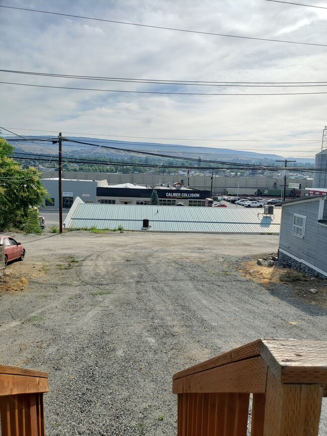 Building Photo - Cozy 1 bed, 1 bath house! Centrally located with washer & dryer!