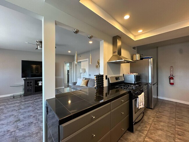 Building Photo - 725 S Mountain View Dr