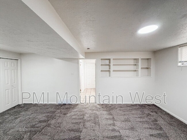 Building Photo - 698 Doren Dr