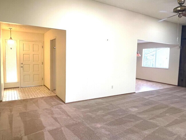 Building Photo - Golf course 3/2 home in Lake Wildwood, Pen...