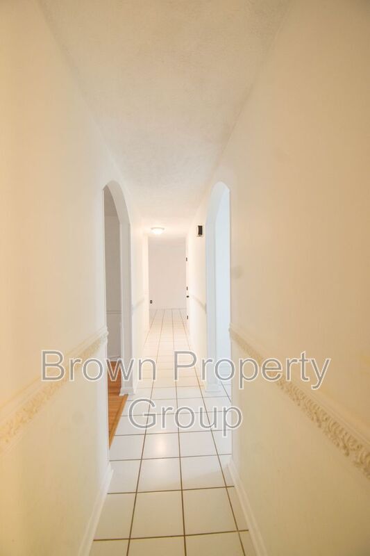 Building Photo - 805 Southview Cir