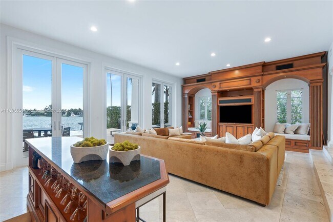 Building Photo - 305 N Hibiscus Dr