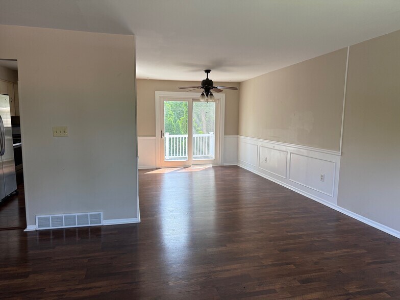 Building Photo - 906 Willcliff Dr