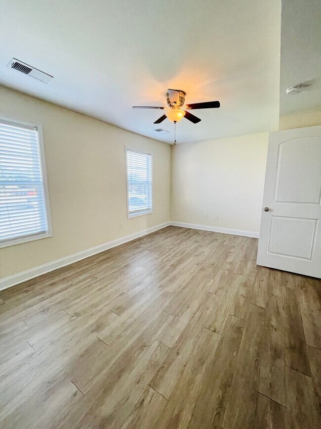 Building Photo - Nice 2 Bedroom, 2.5 Bath Townhouse