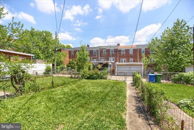 Building Photo - 1323 N Kenwood Ave