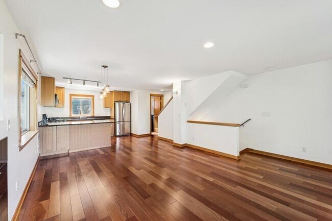 Building Photo - 3 bedroom in Seattle WA 98107